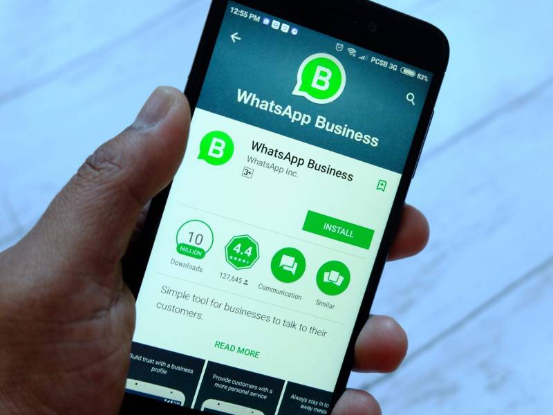 WhatsApp Business sendo instalado no smartphone