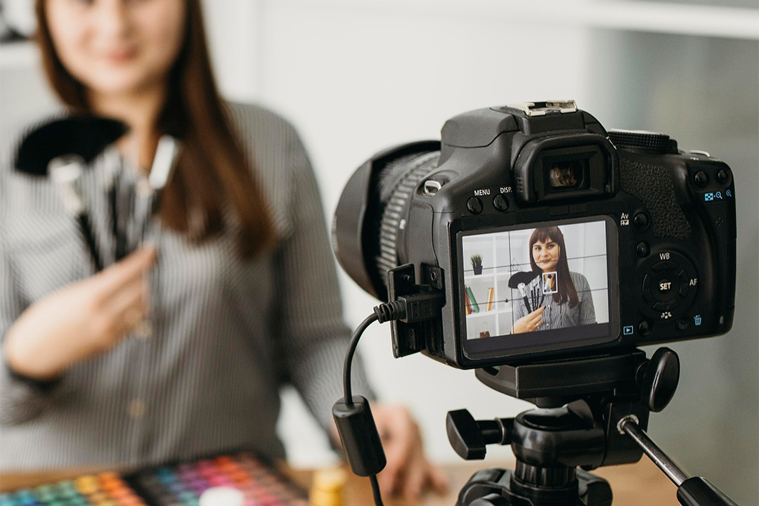 MARKETING DE INFLUÊNCIA: 3 em cada 4 internautas seguem influenciadores nas redes sociais 1 camera ChatGuru
