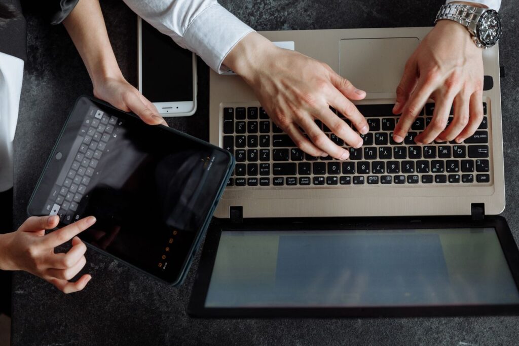 Como entrar no mercado de tecnologia sem criar um produto do zero?